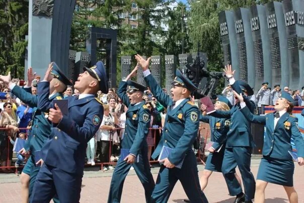 Мчс екатеринбург фото Глава МЧС Александр Куренков принял присягу курсантов в Екатеринбурге 02.09.2022