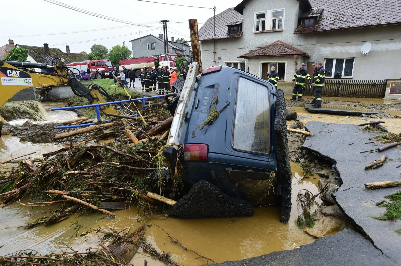 Что будет после наводнения. Наводнение в Чехии в 2002 году. Наводнение в Праге 2002. Наводнение в Германии 2002. Наводнение Вроцлав 1997.