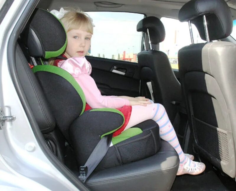 Ребенок без ремня безопасности. Детское кресло в машину. Пристегнуть детское кресло. Детское сиденье в машину 7 лет. Ребенок в детском кресле.