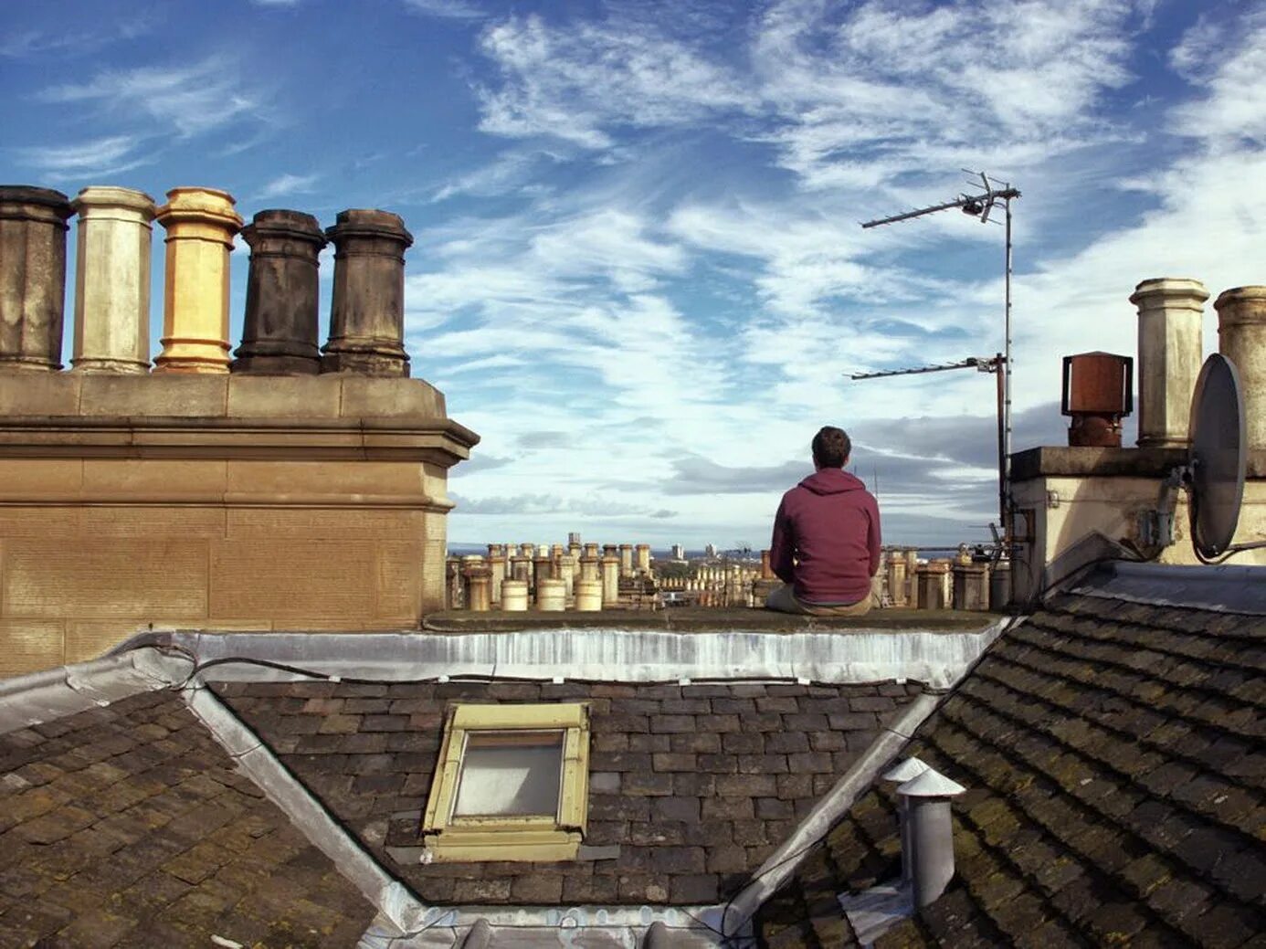 Жил у нас на крыше 4. Виды крыш. Крыши старого города. На крыше. Человек сидит на крыше.