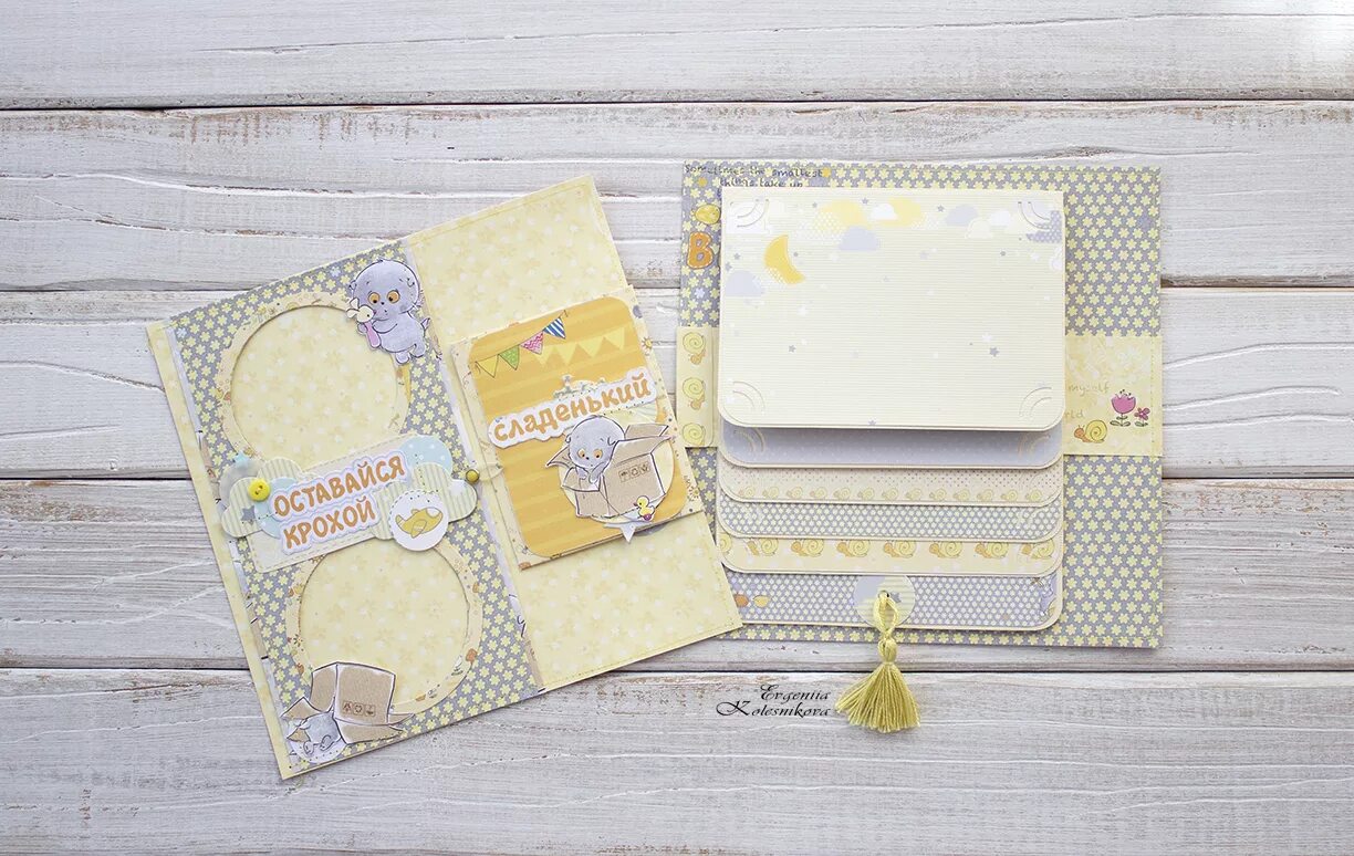 Фотоальбом для новорожденного скрапбукинг. Бирки для альбома новорожденного. Включи детский альбом. Альбом малыша. Басик развороты в альбом.