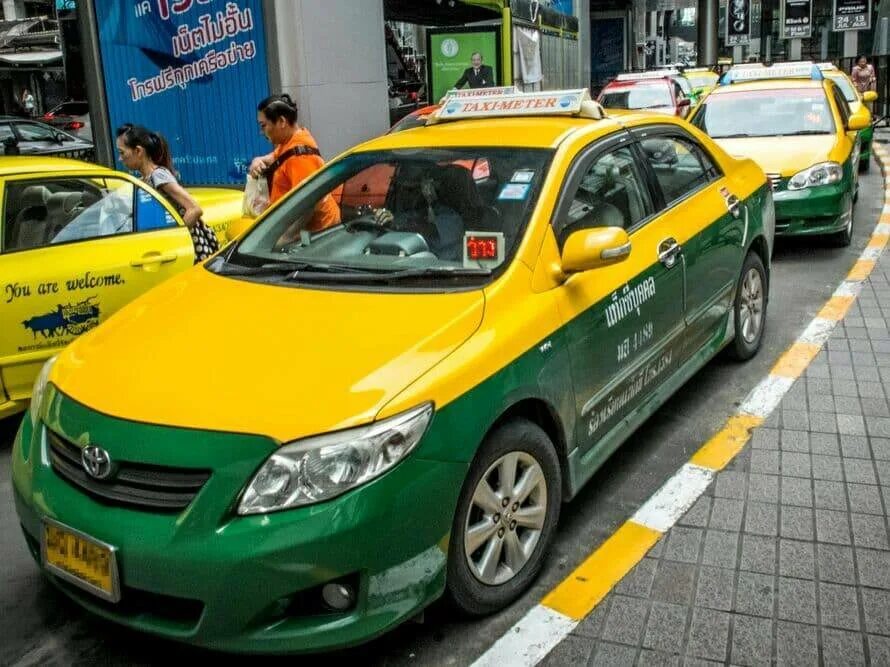 Такси из аэропорта бангкока. Такси Паттайя аэропорт Суварнабхуми. Такси Бангкок Паттайя. Пхукет красивые такси. VIP Taxi Suvarnabhumi.