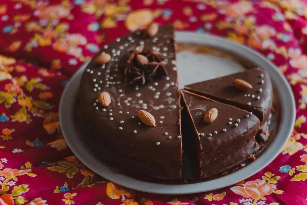 шоколадный торт с джемом. шоколадный торт с абрикосовым джемом. торт «захер». чадейка торт прага. шоколадный пирог с перетертой малиной.