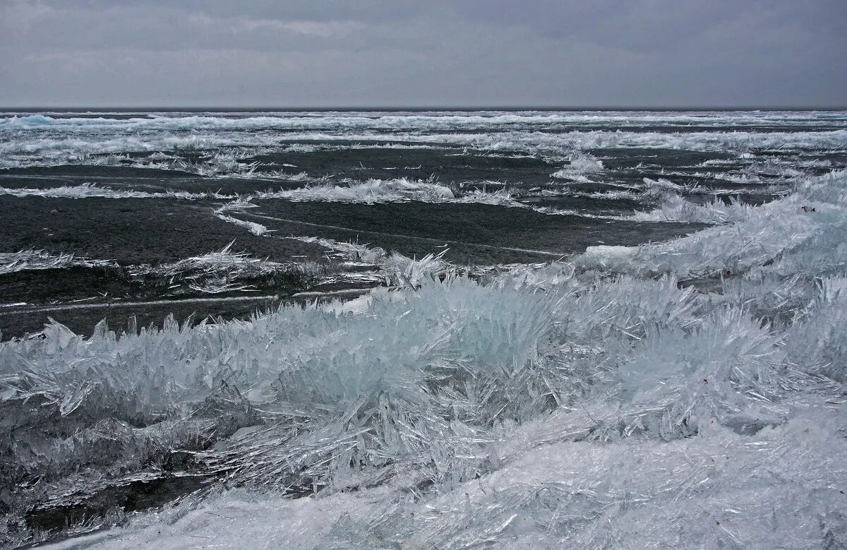 Голоустное байкал зимой. Игольчатый лед. Игольчатый лёд как образуется. Ледяные иглы в воде. Волны на озере мичиган замёрзли.