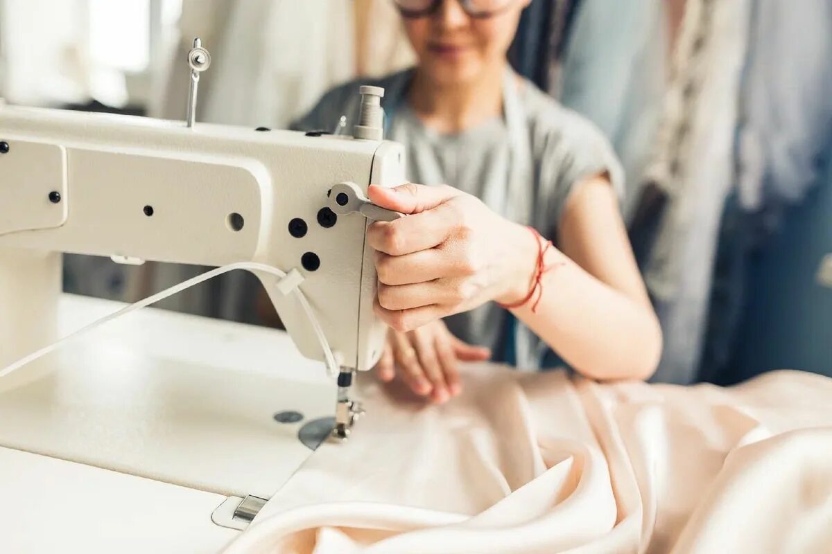 Прошить человека. Швейная машинка Couture Machine. Швея. Пошив на швейной машинке. Швейные машинки для пошива одежды.