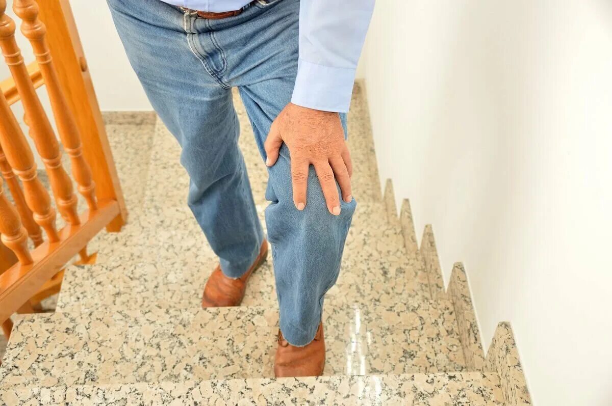 Тяжело подниматься по лестнице. Ходьба по лестнице. Ходьба по ступенькам для мужчин. Пешком по лестнице. Knee Pain Stair.