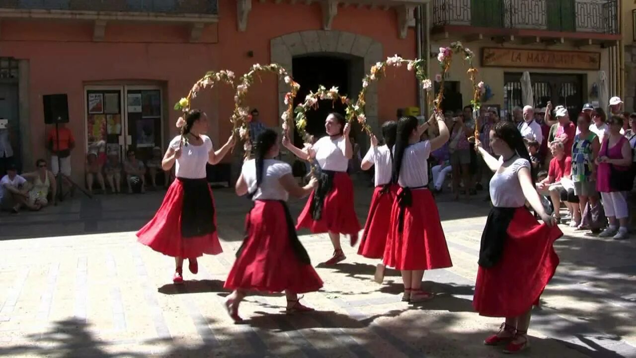 French dance. Французский национальный танец. Национальные танцы Франции. Франция костюм для танцев. Народный танец французов.