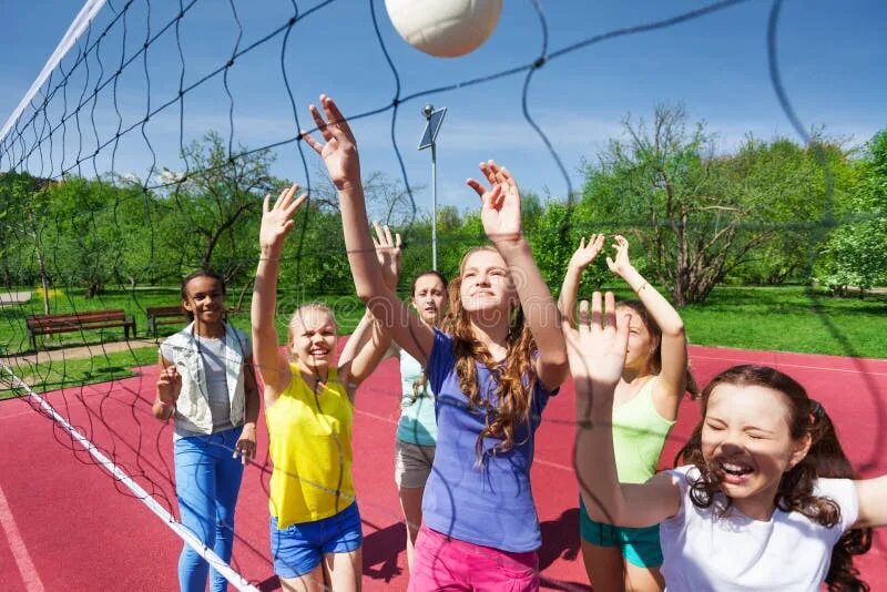 Волейбол на пляже на закате. Playing volleyball is fun. Волейбол на пляже. Пляжный волейбол дети. Teenagers sport.