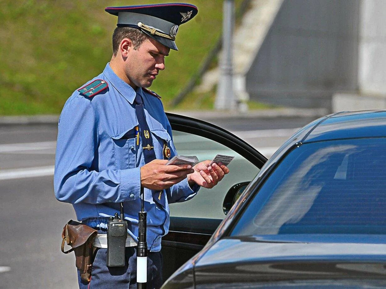 Дпс при исполнении. Инспектор гибдд. полицейский останавливает машину. полицейский дпс.