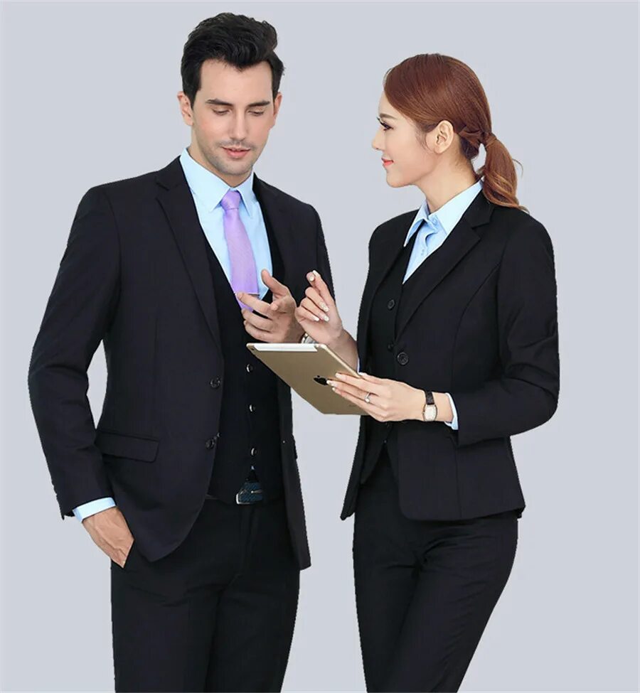 Деловая встреча мужчины и женщины. Строго встретить. Девушке дарят цветы. Мужская дружба. Неожиданная встреча.