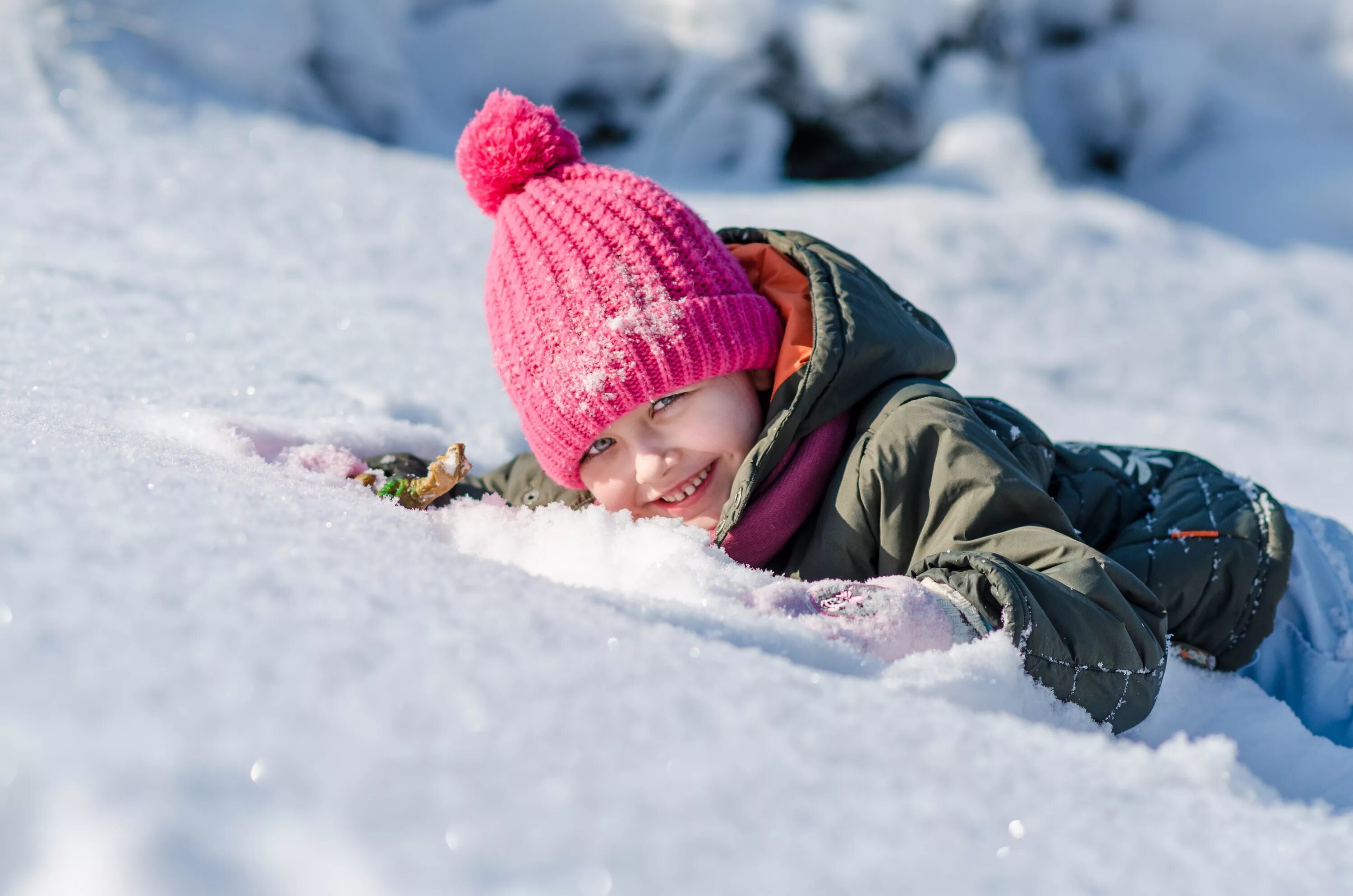 Дети зимой. Дети в снегу. Ребенок в сугробе. Дети радуются снегу. Солнце играет на снегу