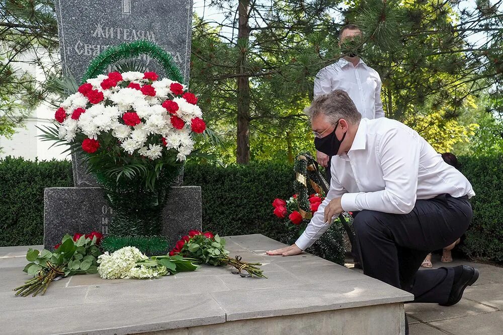 Нападение на буденновск. Буденновске теракт в Буденновске 1995. Буденновск больница памятник погибшим. Захват Буденновска Басаевым.