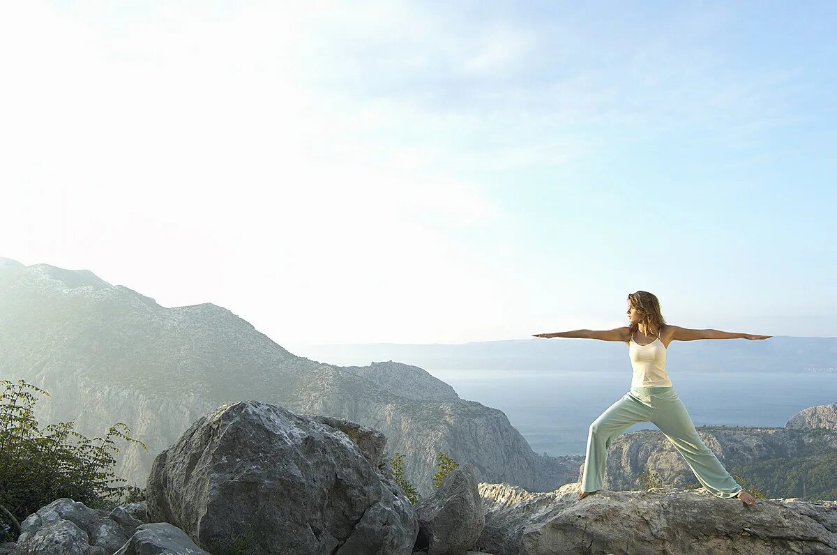 Подышать горным воздухом. Йога в горах. Йога на скалах горы. Йога на горе. Медитация в горах.