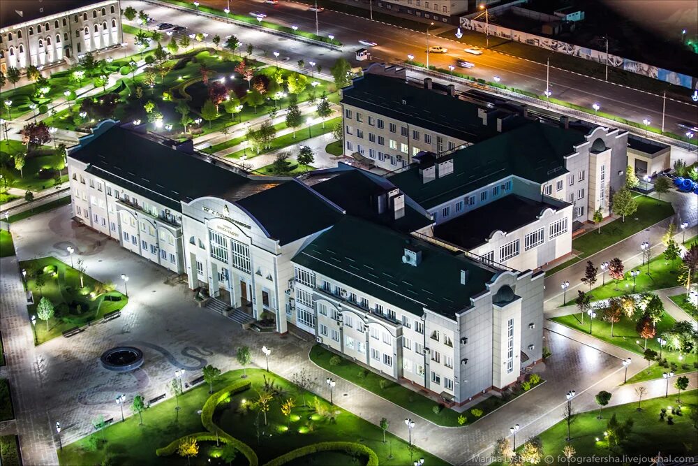 Кадырова, грозный. Чгу грозный здание. Главный корпус чгу грозный. Чгу чеченский государственный университет. Мед институт в чечне.