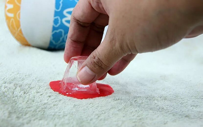 Как очистить пластилин с одежды. Пластилин на ковре. Пятна от пластилина на ковре. Как убрать пластилин с ткани. Как очистить пластилин с одежды.