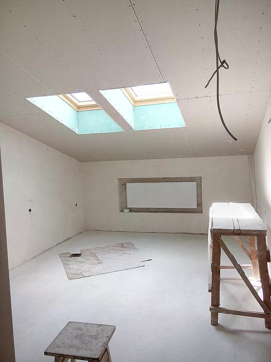 Встроенные полки на мансарде. Внутренняя отделка гипсокартоном. Мансарда из гипсокартона. Мансарда из гипсокартона. Кнауф мансарда потолок.