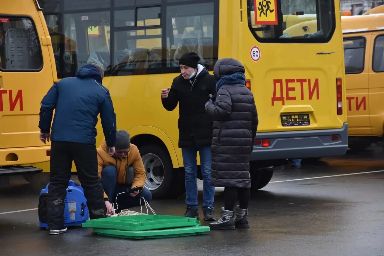 Кладбище школьных автобусов 66 глава. Школьные автобусы в России. Переданы школьные автобусы. Школьный автобус ГАЗ. Школьный автобус с аварийками.