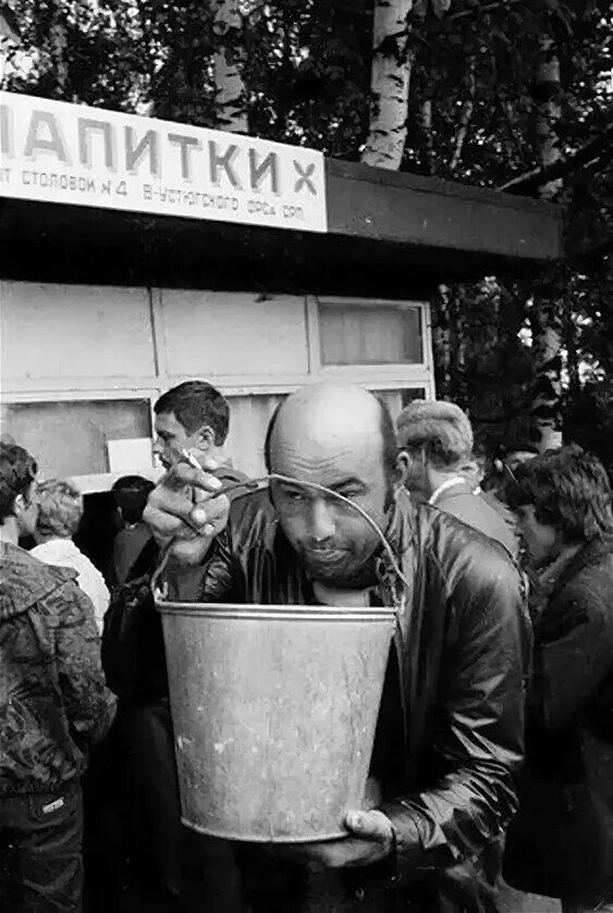 Пивной ларек. Пивной ларек ссср. пивные ларьки в ссср. пивняк в ссср. советская пивнушка.