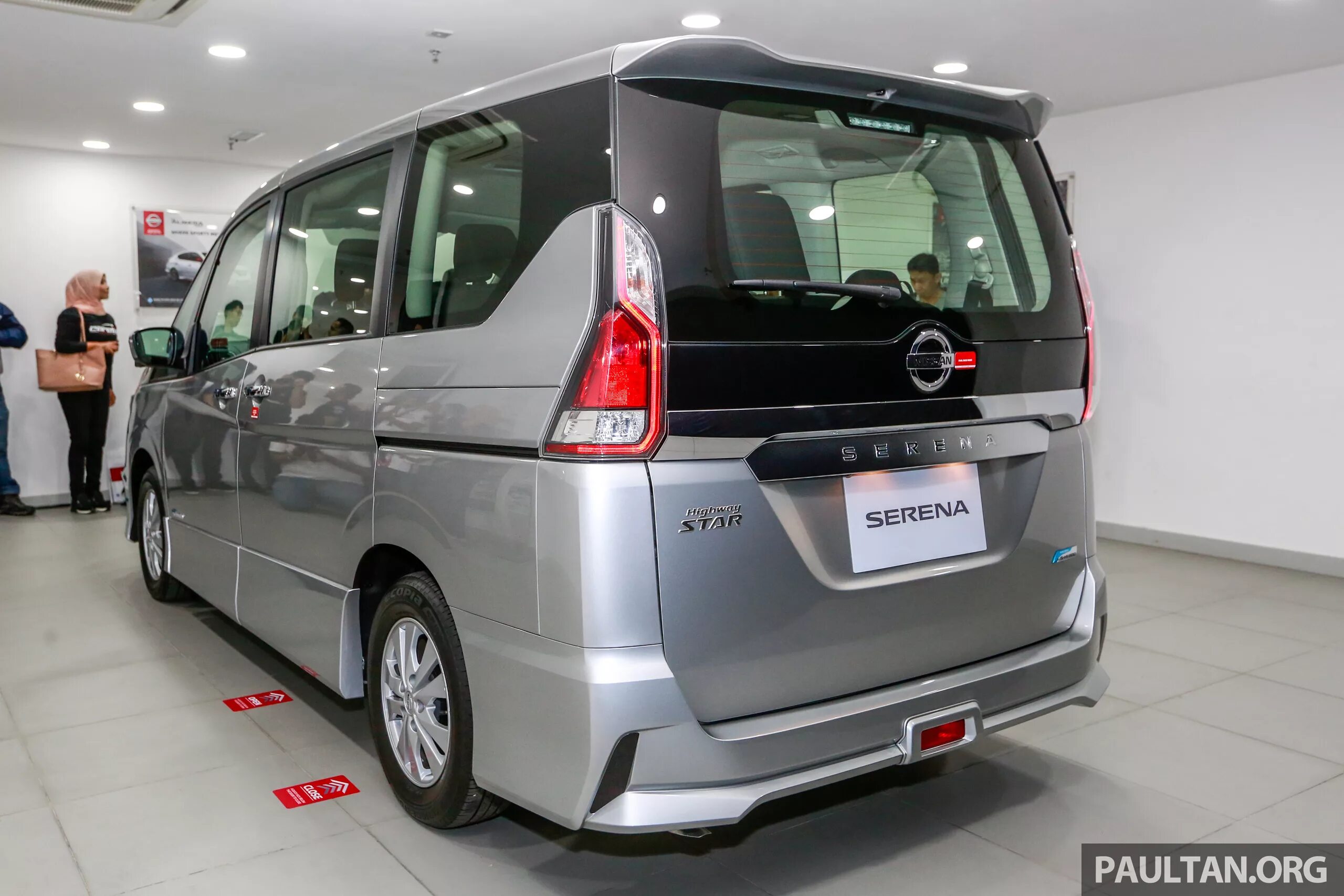 Ниспнсерена гибрид 2018. Ниссан Серена 2018 гибрид. Nissan Serena Highway Star. Nissan Serena c26 Highway Star. Сирена гибрид