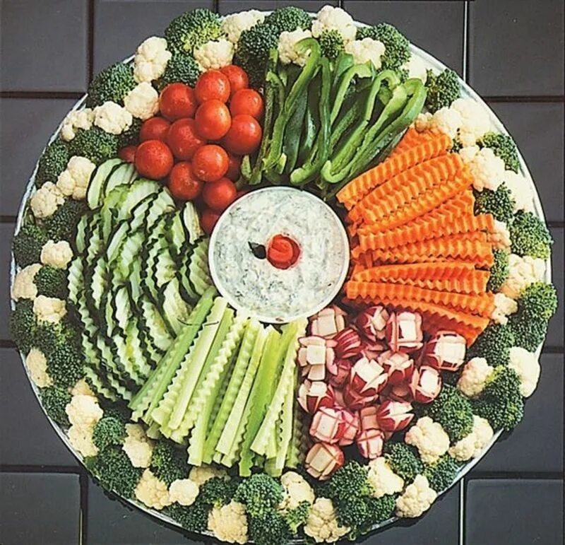 Как подать овощи. Красиво выложить овощи. Красиво сервировать овощи. Выкладка овощей на тарелке. Нарезка на праздничный стол.