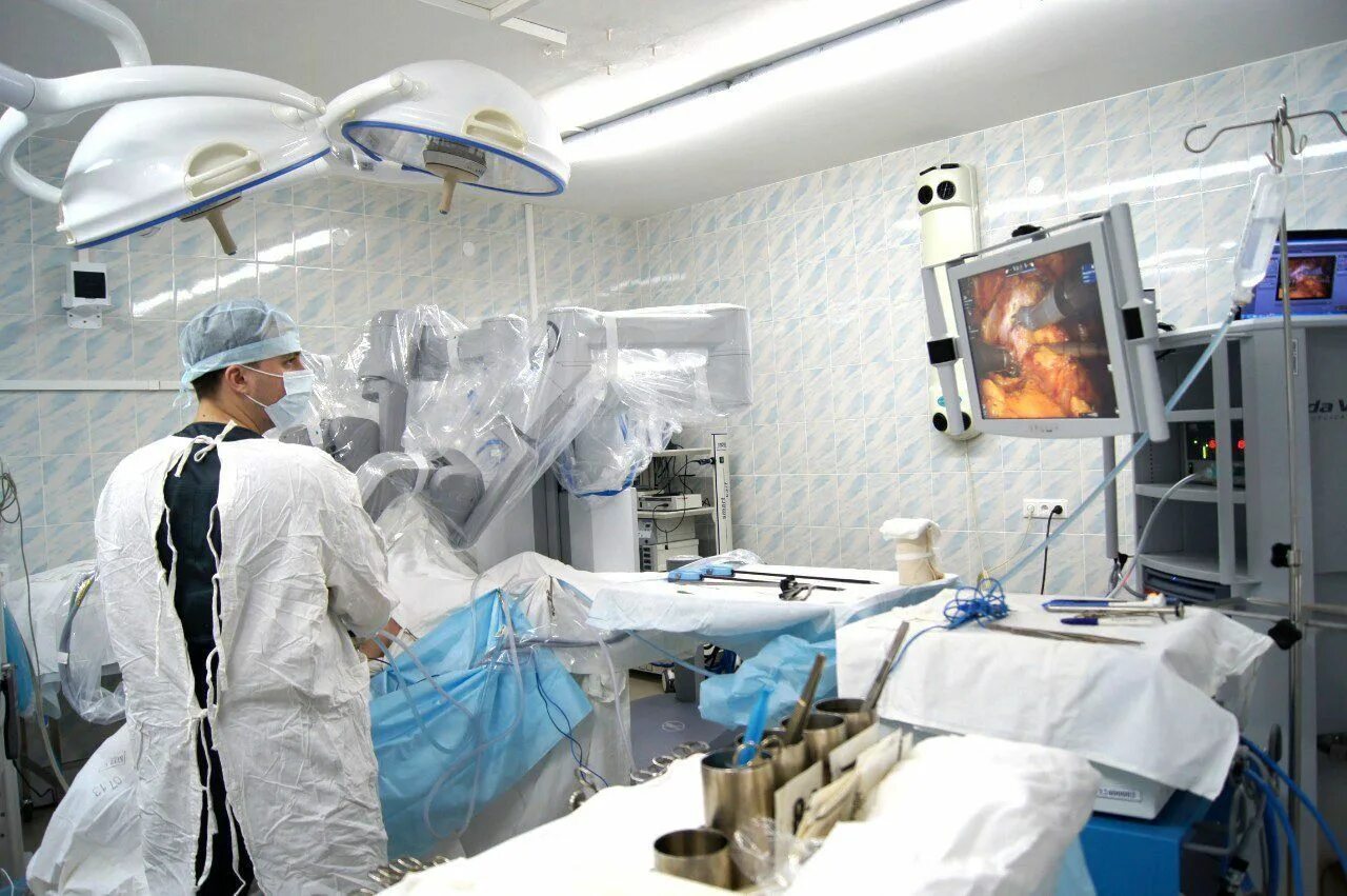 Работа хирургом краснодар. Краснодар сосудистая хирургия краевая больница. Детский хирург по сердцу в москве. Операционная в краснодарской больнице. Робот-хирург da vinci новый.