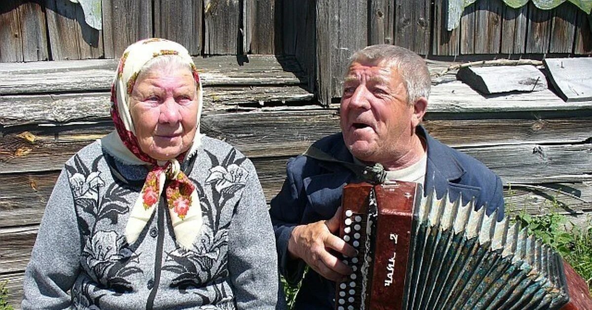 Бабушка поет. Поют бабушки в деревне. Бабушки в деревне с гармошкой. Бабушки поют частушки. Автор сельской песни