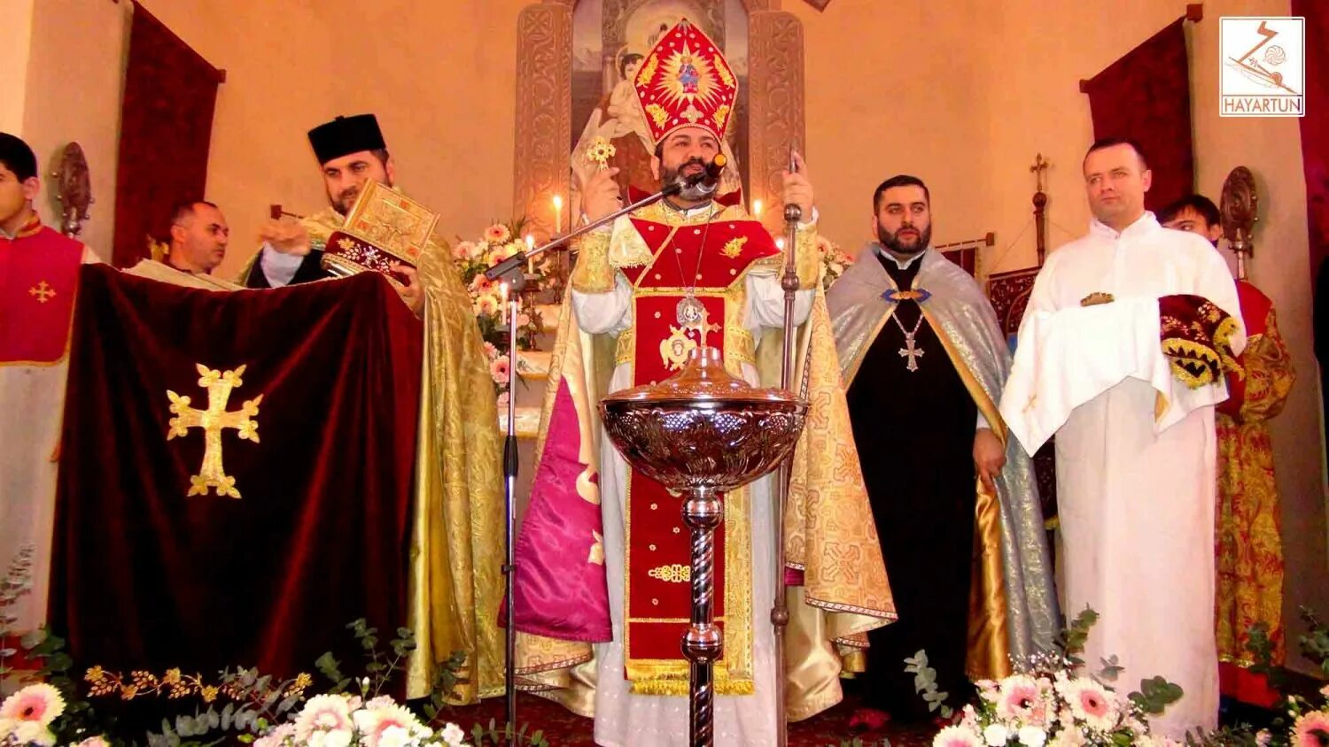 Монастырь святого христа всеспасителя. Эчмиадзинский монастырь вагаршапат. Армянская святая апостольская православная церковь. Можно ли русским в армянскую церковь. Армяне молятся.