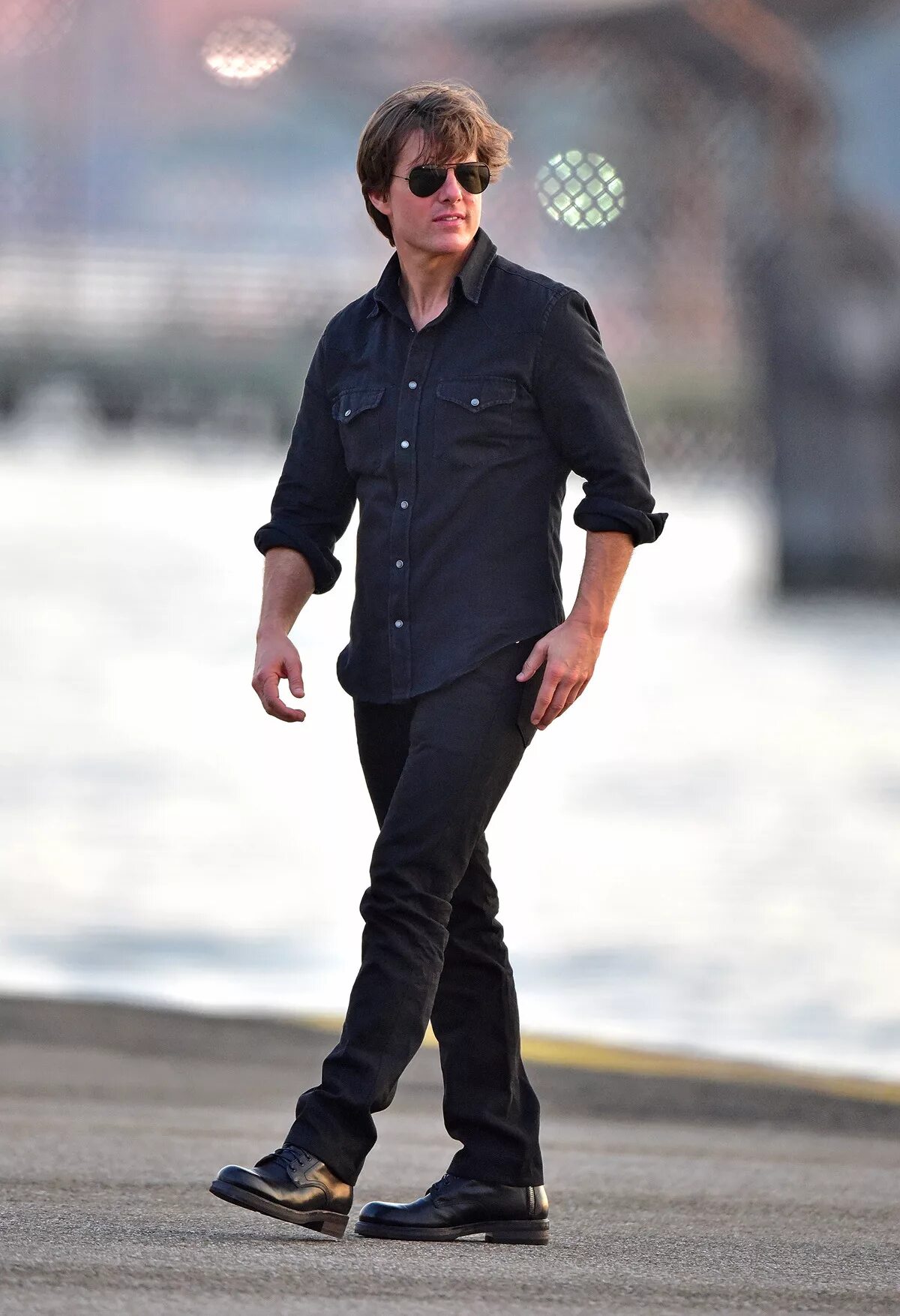 Стиль Тома Круза. Том Круз в черной рубашке. Tom Cruise Style. Том Круз в рубашке.