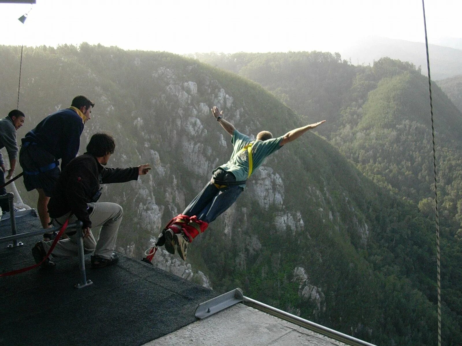 Развлекаешь вид. Банджи-джампинг Ройал-Гордж. Самый высокий банджи джампинг в мире. Мост Ройал-Гордж прыжки. Royal gorge банджи джампинг.