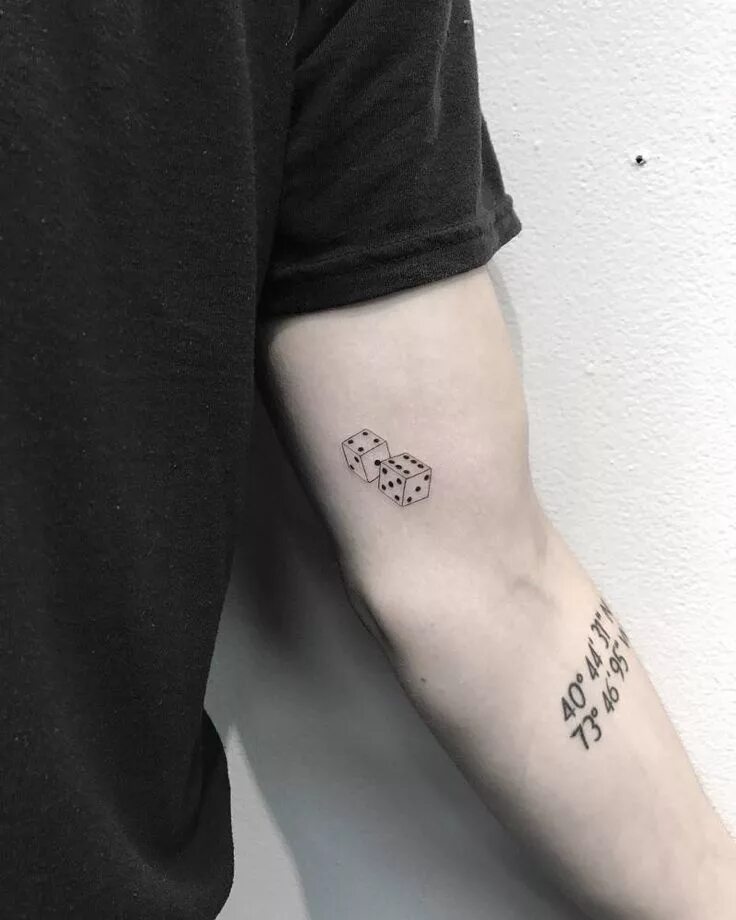 Тату left right. Маленькие незаметные тату для девушек. Tattoo left. Тату 1995. Мини тату для мужчин.