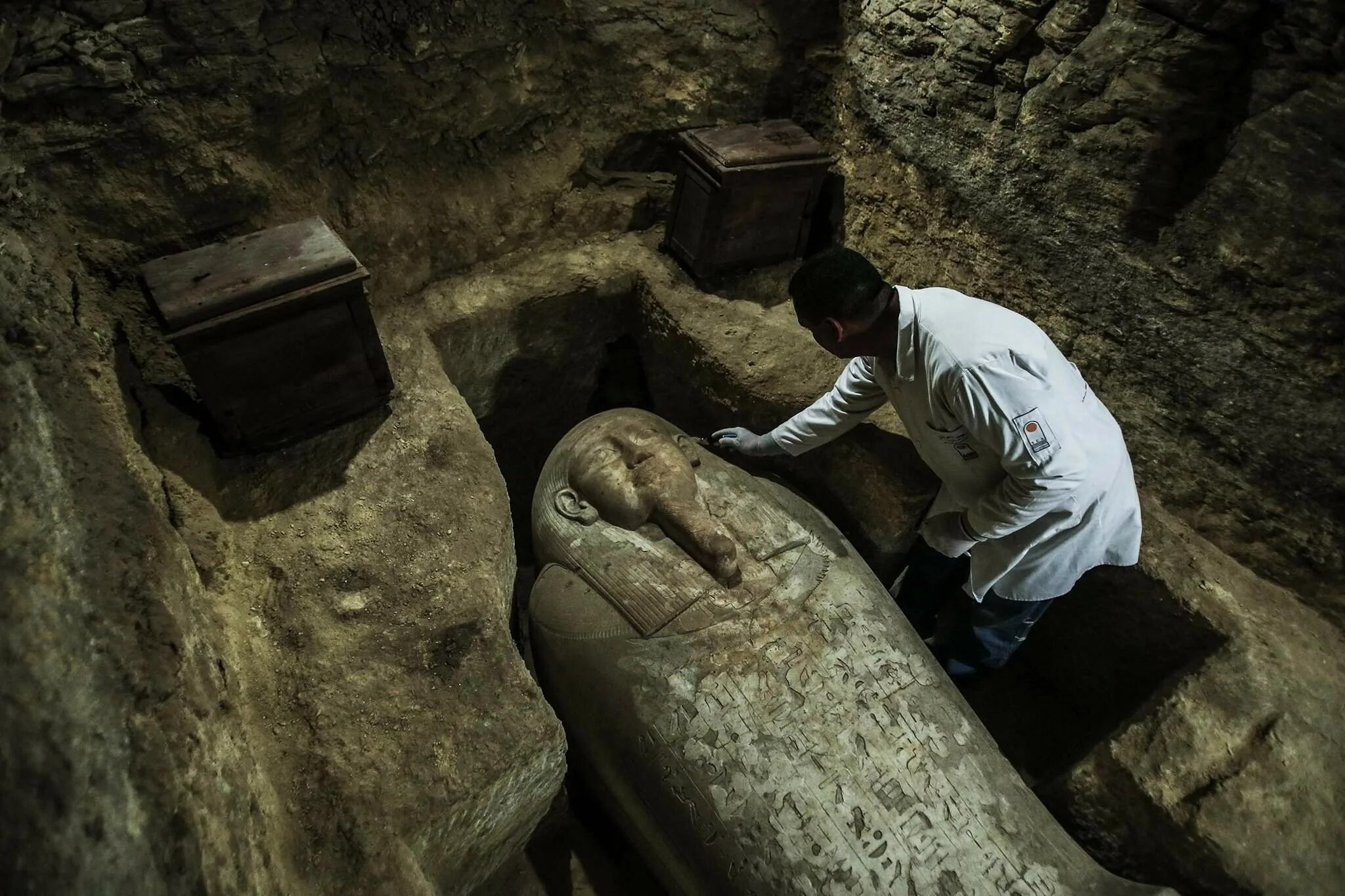 Саркофаги древнего Египта камень. Археологические раскопки древнего Египта. Египет Гробница саркофаг. Гробница Тутанхамона в Египте.