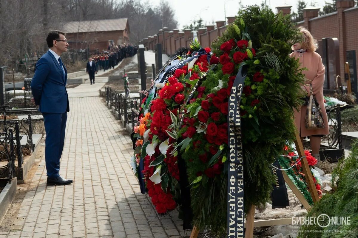 Похоронили главного. Могила Дмитрия Лихачева. Могила Лихачева на Комаровском кладбище.