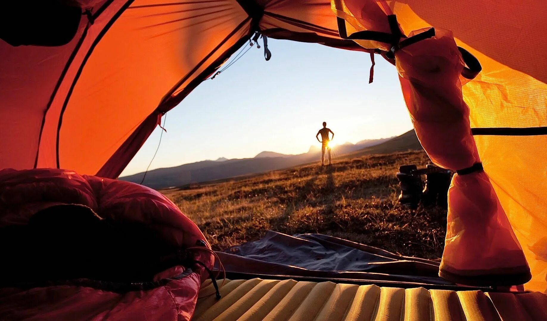 Fun trips. Палатка. Красивая палатка. Вид из палатки. Палатка на закате.