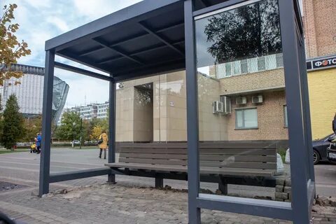 Встать у остановочного павильона на тротуаре
