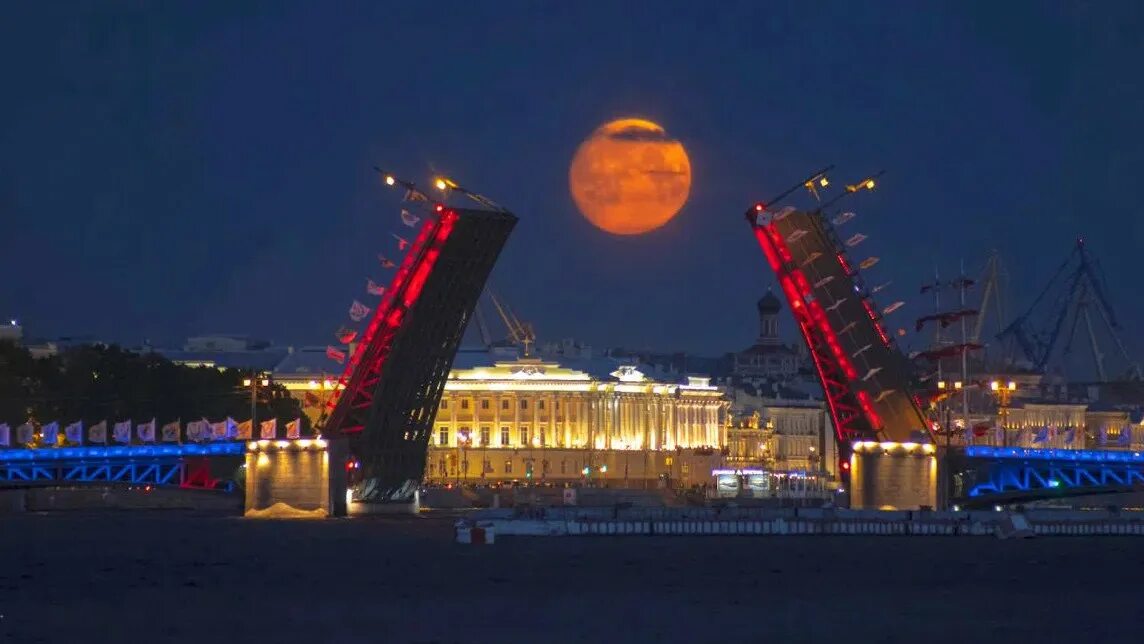 Луна над Питером. Кровавая Луна над Питером. Красная Луна Петербург. Красная Луна над Питером.