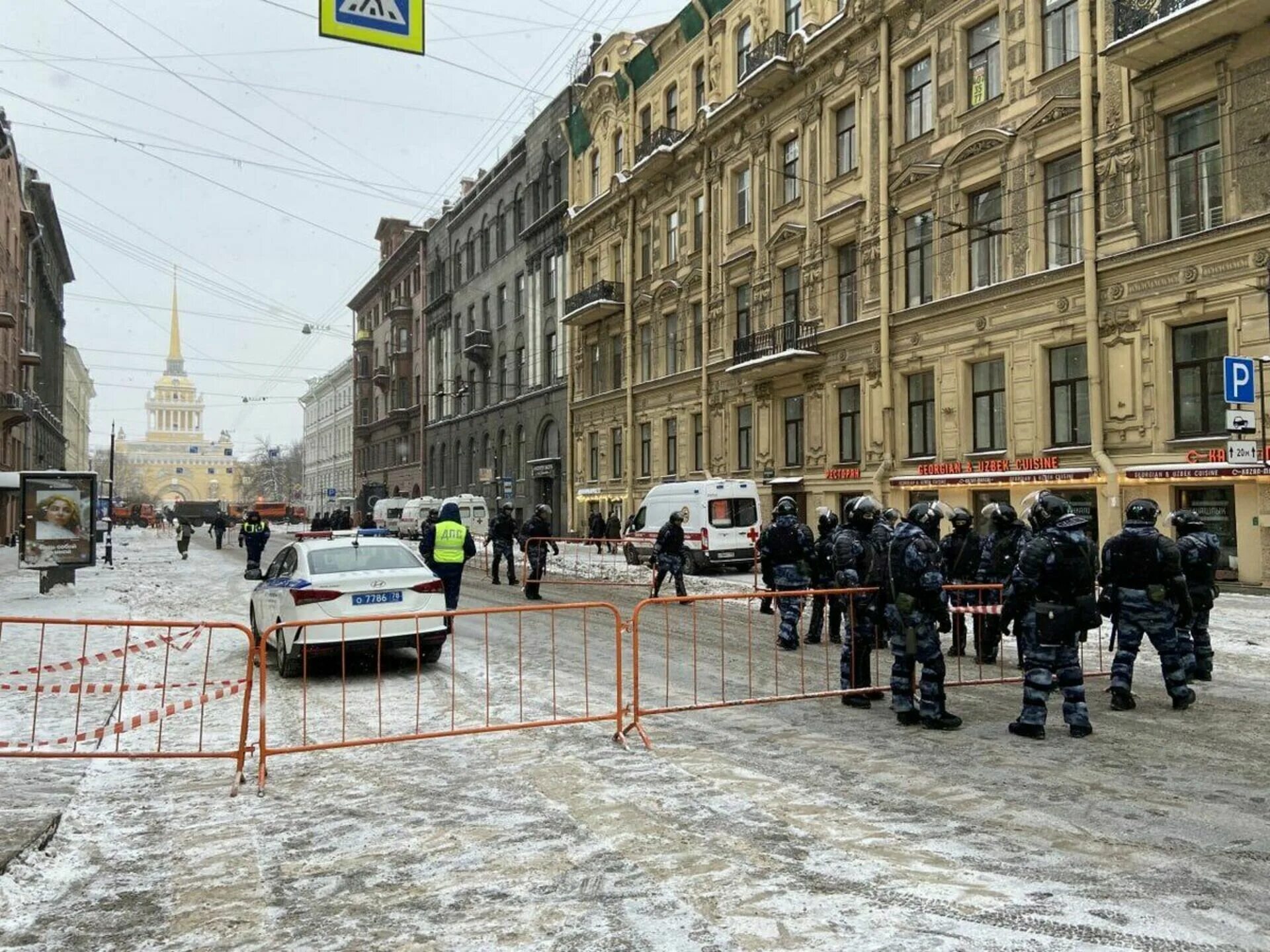 Какая сегодня санкт петербург. Полиция на Невском проспекте Санкт-Петербург. Центр Питера. Петербург сейчас.
