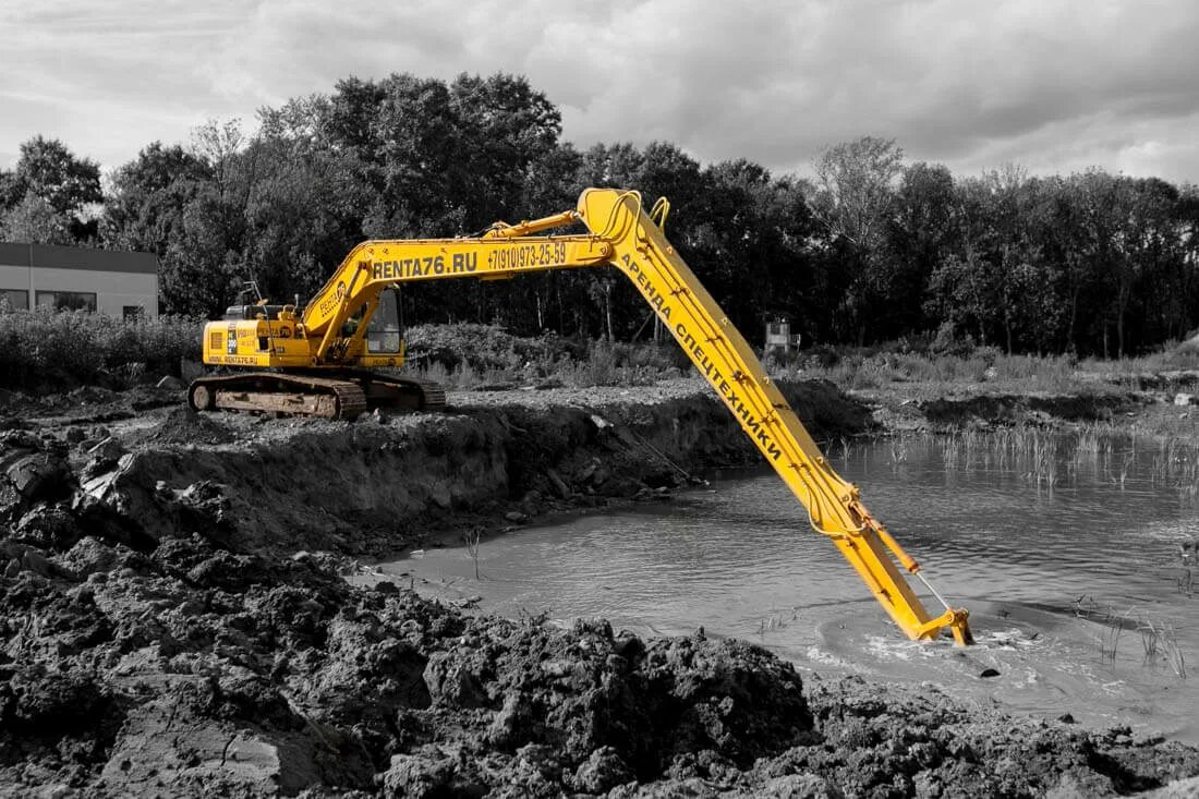 Удлиненная стрела. Экскаватор Komatsu pc300lc длиннорукий. Komatsu pc300 длинная стрела. Длиннорукий экскаватор Hitachi 220. Длиннорукий экскаватор 20 метров.