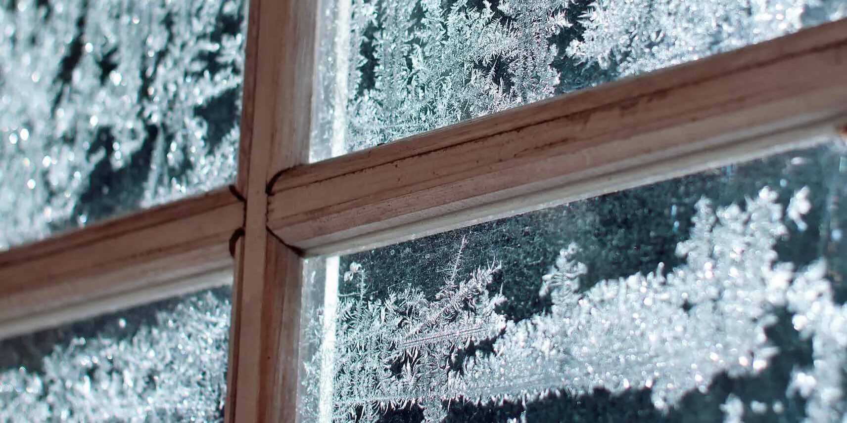 Почему на стекле окна образуется лед. Промерзают пластиковые окна. Наледь на окнах. Наледь на пластиковых окнах. Снежинки на окнах фото.