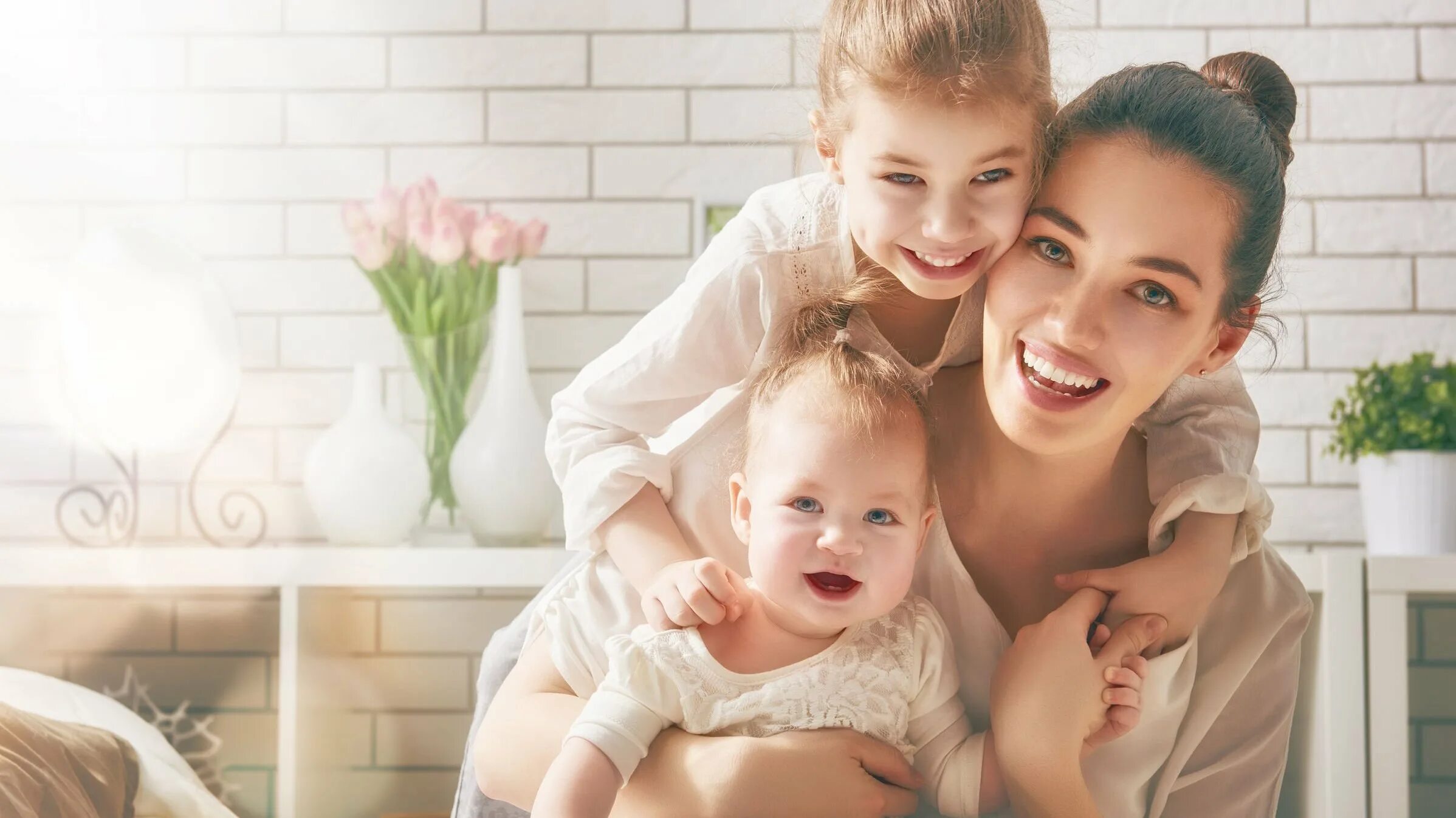 Mom and child. Женщина с ребенком. Мать с ребенком. Счастливая мама с ребенком. Мама с двумя детьми.