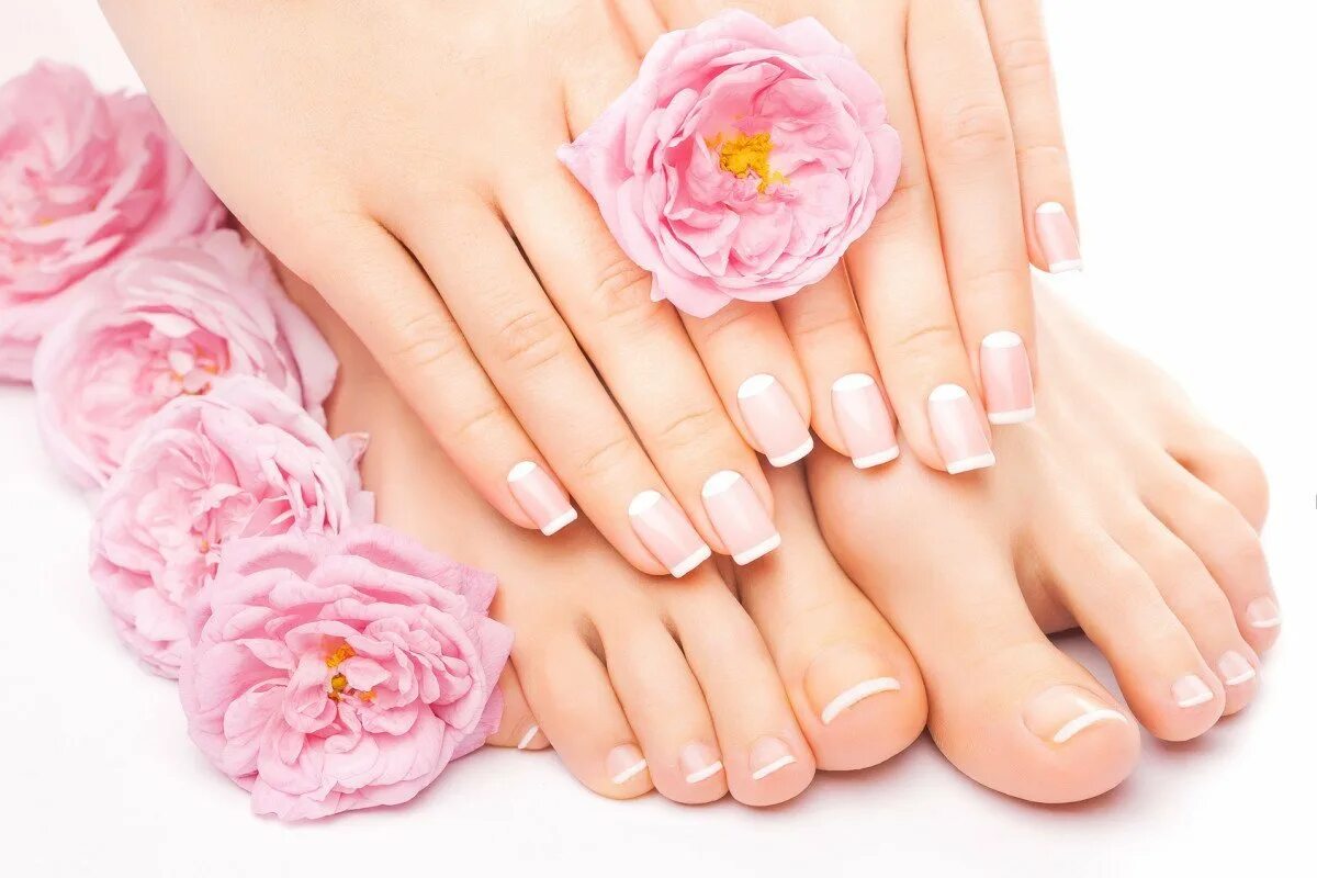 Manicure pedicure. Маникюр и педикюр. Красивые ногти на ногах. Педикюр. Педикюр с цветочками.