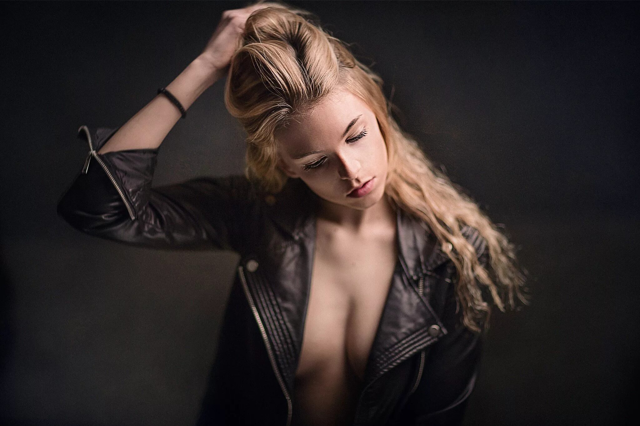 девушка с длинными волосами наклонила голову. ксения антропова модель рыжая. взгляд вниз. печальная девушка. грустная девушка.