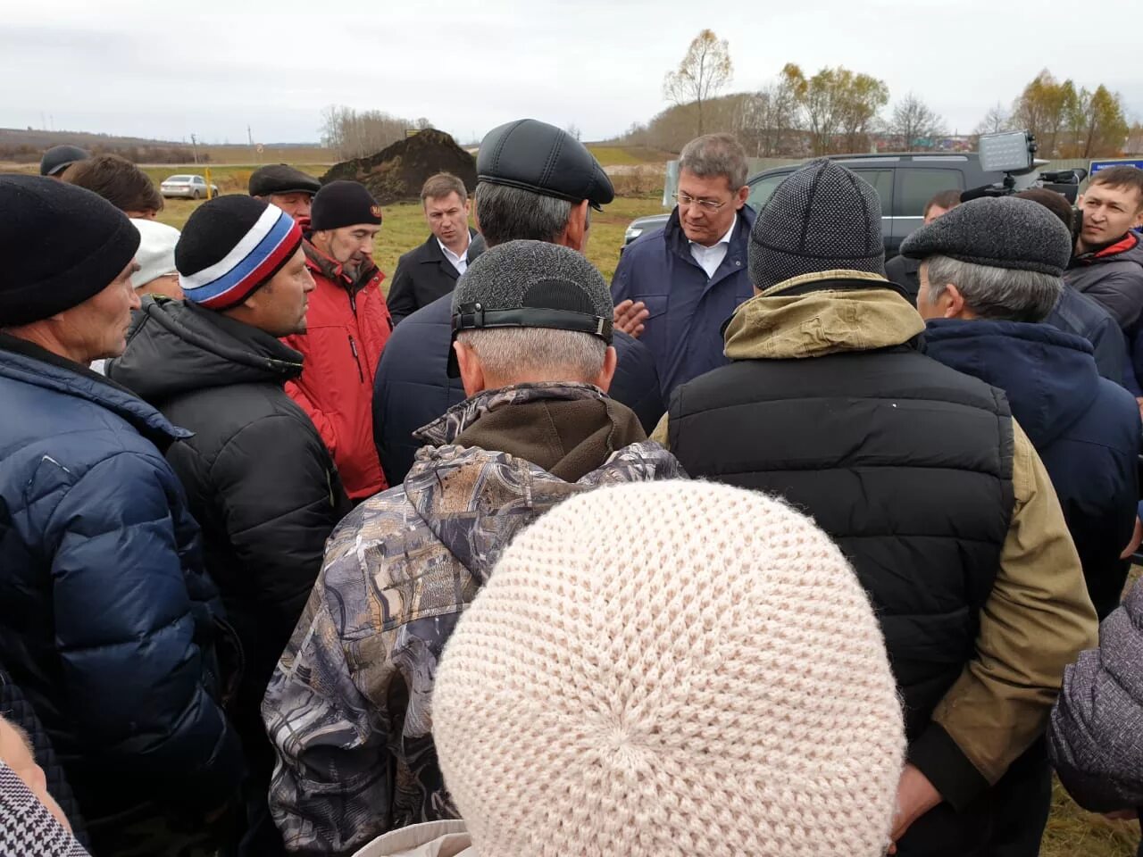 Новости башкирии сегодня свежие события. Хабиров с жителями села. Село Первомайский Стерлибашевский район. Новости Башкортостана на сегодняшний день. Хабиров в Стерлибашево сегодня.