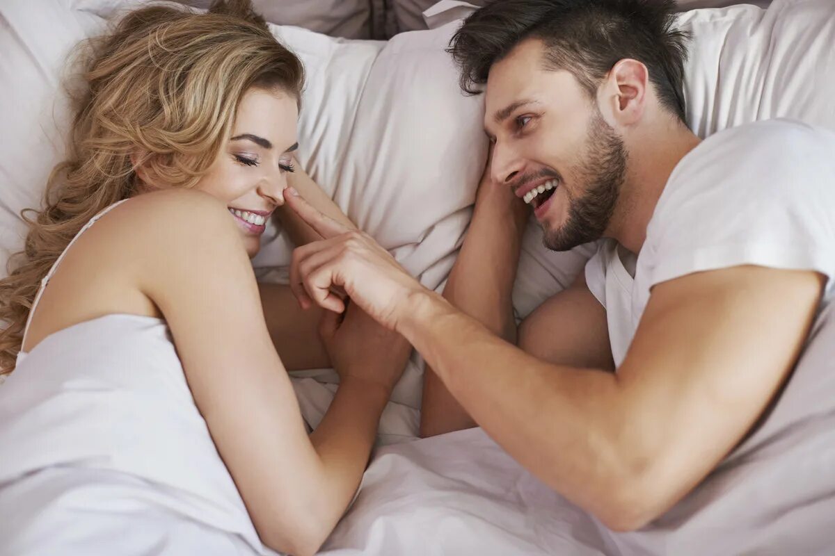 Как вести себя в постели с мужчиной. Пара в постели. Мужчина и женщина в постели. Счастливая пара в постели. Любовные отношения в постели.