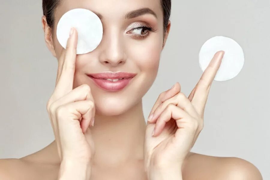 макияж черная полоса на глазах. маска для глаз от мешков под глазами. маска вокруг темного глаза. патчи под глаза. Gold facial mask ultra-lite 24k gold eye patches with bee venom anti-wrinkle anti-dark circles anti-puffiness.