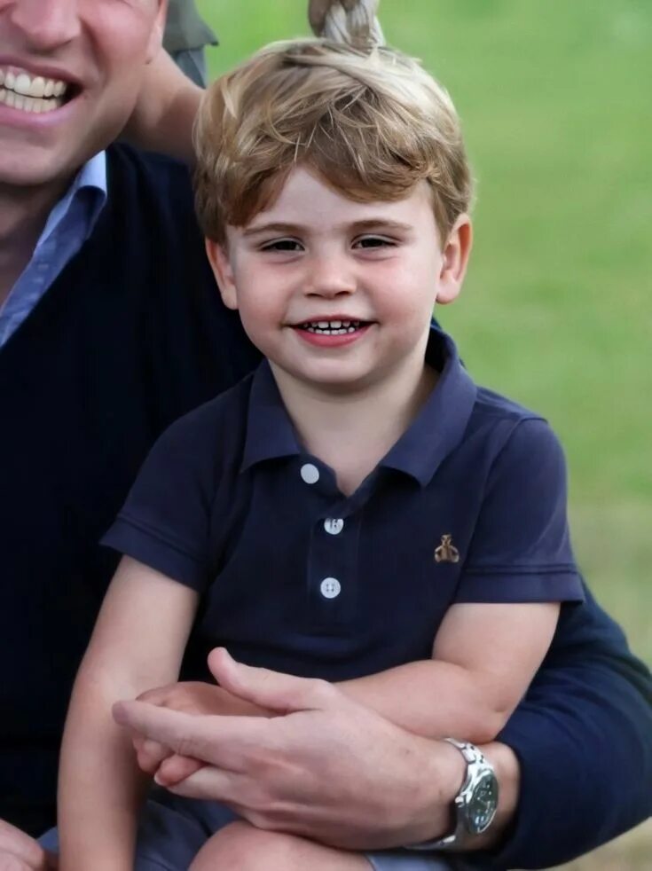 Младший сын на английском. Принц Луи Кембриджский. Принцы Кембриджские Джордж и Луи. Принц Джордж и принц Луи. Принц Джордж 2022.