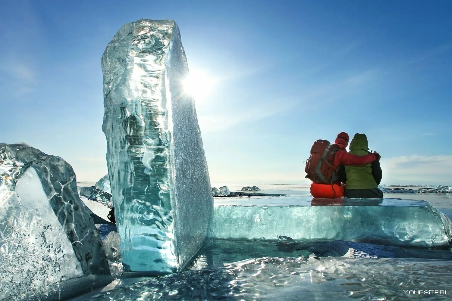 В тепле сердце в льдах. Иркутск Байкал лед. Байкал зимой Листвянка 2020. Иркутск озеро Байкал зимой. Байкал озеро Листвянка зимой.