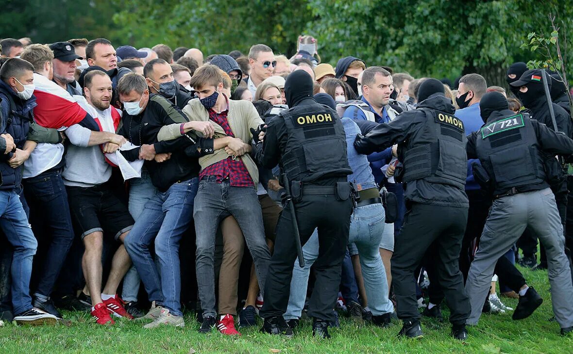 Митинги в белоруссии. Протесты Белоруссия 2020 силовики. Минск протесты силовики 2020. Митинги в Минске 2020 задержания.