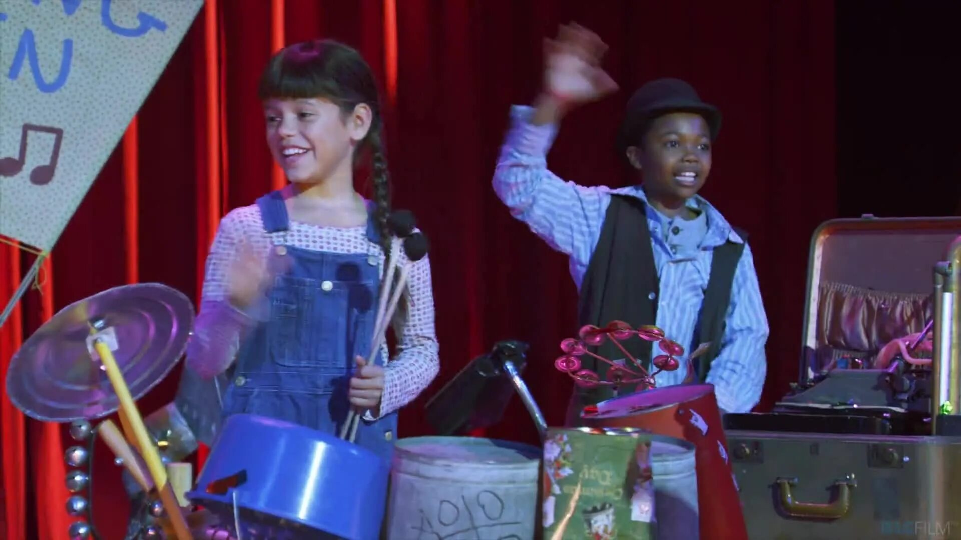 Маленький злодей. Маленькие негодяи фильм 2014. Маленькие негодяи спасают положение 2014. Маленькие негодяи фильм 2014. Маленькие негодяи спасают положение фильм.