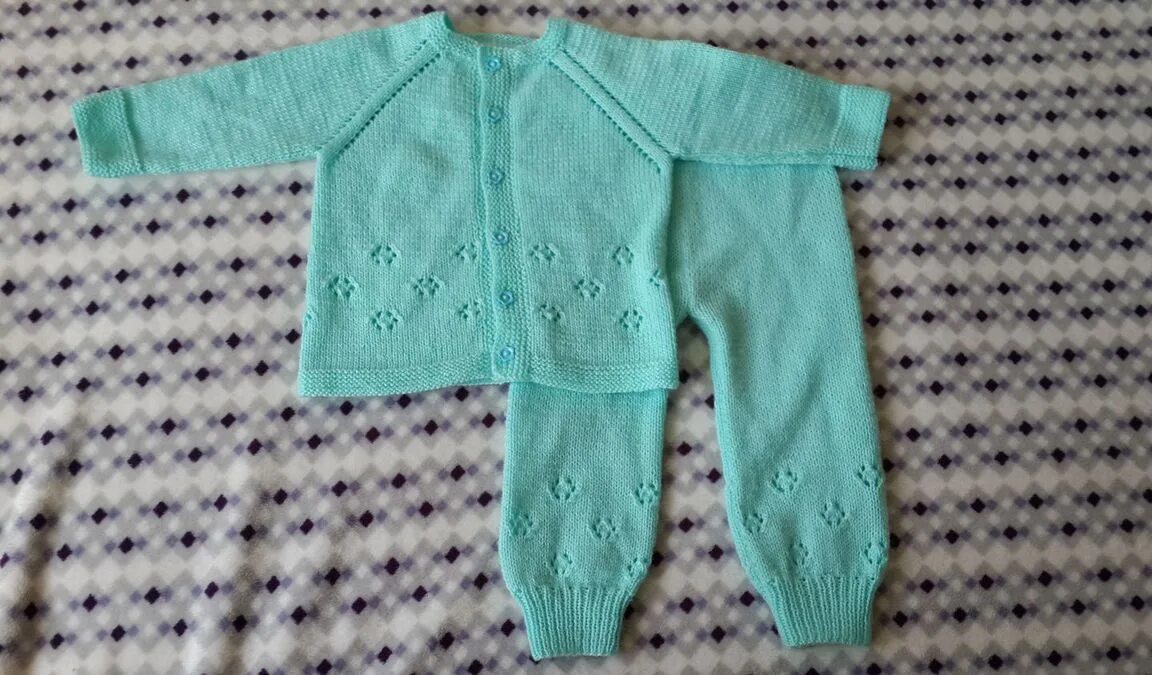 Костюм для 6 месяцев спицами. Детский вязаный костюм. Костюмчик для девочки спицами. Вязаные костюмы для новорожденных. Одежда для новорожденных спицами 0-3 месяцев.