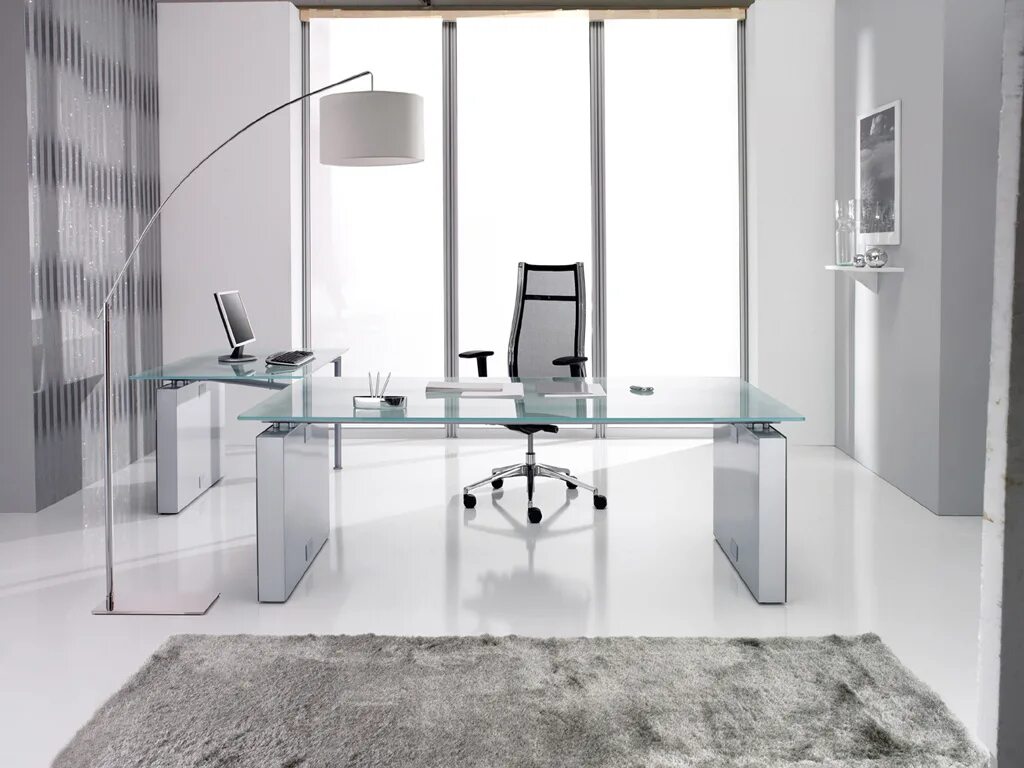 Clear office. Стеклянная мебель для офиса. Стол руководителя со стеклянной столешницей. Стол стеклянный офисный. Стеклянный письменный стол.